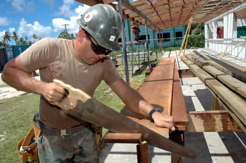 charpentier-VALDEROURE-min_worker_construction_building_carpenter_male_job_build_helmet-893290